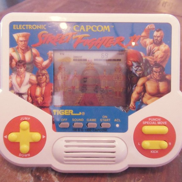 Vintage Street Fighter II 1992 Capcom LCD Electronic Handheld Game - Picture 3 of 7